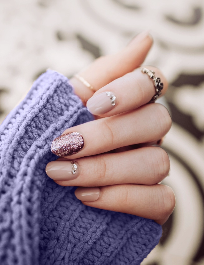 Limage et mise en forme des ongles<br />
Soin des cuticules avec gel émollient<br />
Application d’une base incolore<br />
Pose de vernis classique et d’un vernis protecteur