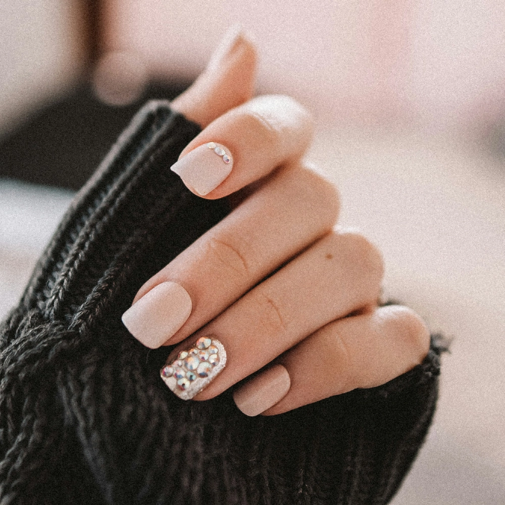 Service de manucure, pose de gel ou chablon avec une prothésiste ongulaire qualifiée