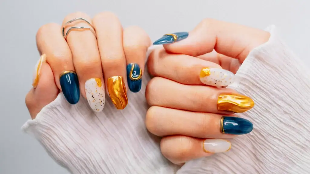 Ongles avec nail art tendance Body Nails Folie, design coloré et brillant.