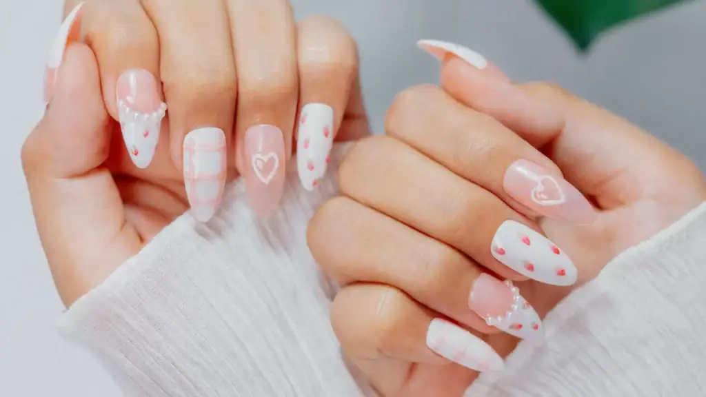 Manucure avec folie pour ongles, design pastel et motifs cœur.