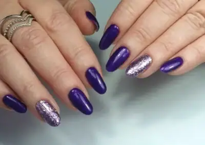Vernis à ongles semi permanent violet et paillettes pour un look élégant et tendance.