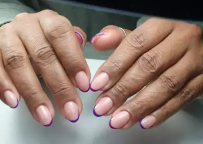 Vernis semi permanent nude chic rose et violet pour ongles avec finition brillante.